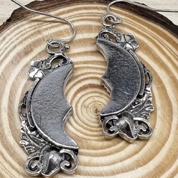 NIP Moon Face Flower Leaf Design With Blue Shiny Zirconia Dangle Earrings - Picture 5 of 5